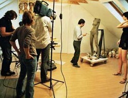 Moch Model Katharina posiert für das Fernsehen vor ihrer Kopie.